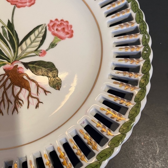 Set of 2 Porcelain Pierced Botanical Plates - Picture 5 of 12